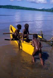 Canoe;-Childhood;-Children;-Comoros-Archipelago;-France;-Indian-Ocean;-Kaleidos;-Kaleidos-images;-La-parole-à-limage;-Laurent-Abad;-Mayotte;-Outrigger-canoe;-Play;-Stories-Pictures;-Water